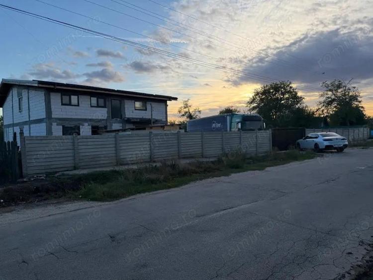 Casă cu Teren 1000 Mp în Pielești