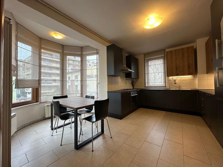 Apartament cu 4 camere decomandat, mobilat în Herăstrău
