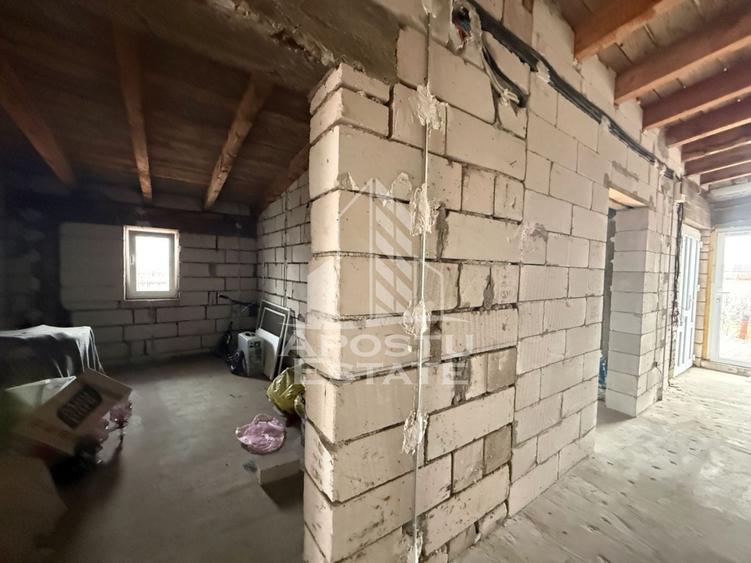 Casă individuală cu 6 camere cu Canalizare în Plopi