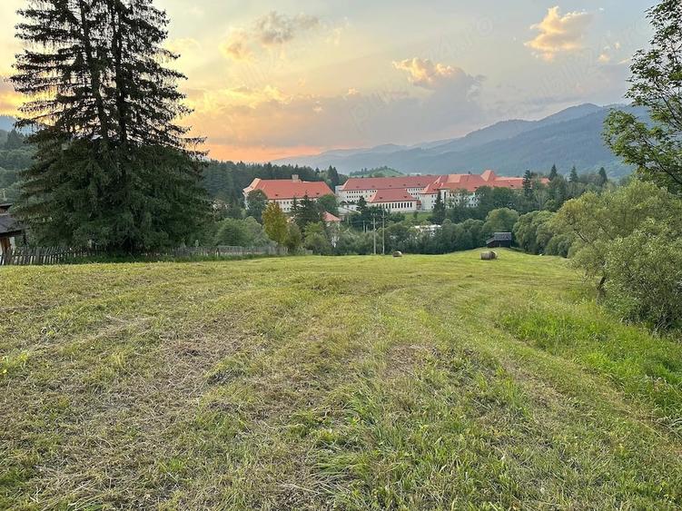 Teren de 22410 mp, în Central