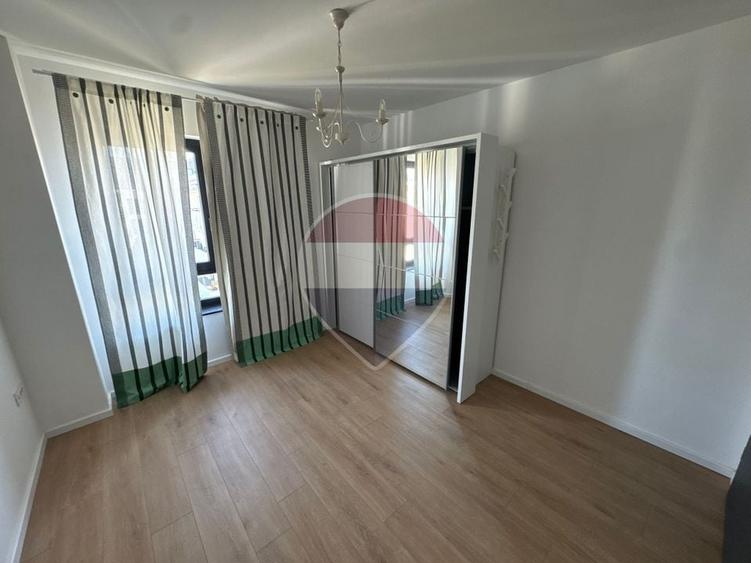 Apartament cu 3 camere semidecomandat, mobilat în Gară