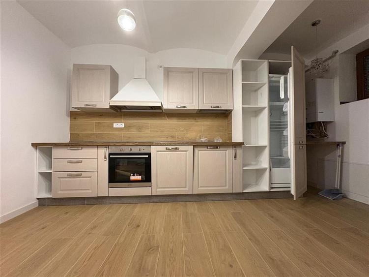 Apartament cu 3 camere decomandat în P-ța Maria
