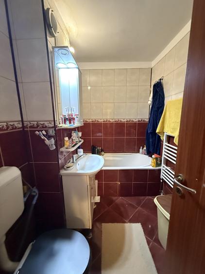 Apartament cu 3 camere decomandat, mobilat în Baba-Dochia
