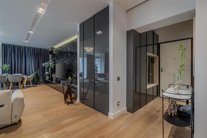 Penthouse cu 3 camere semidecomandat, mobilat în Central