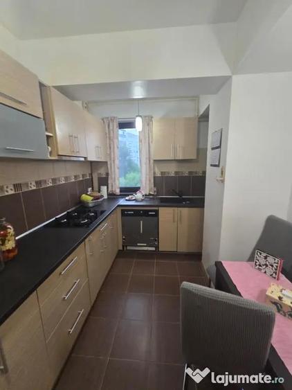 Apartament cu 3 camere nedecomandat în Vitan