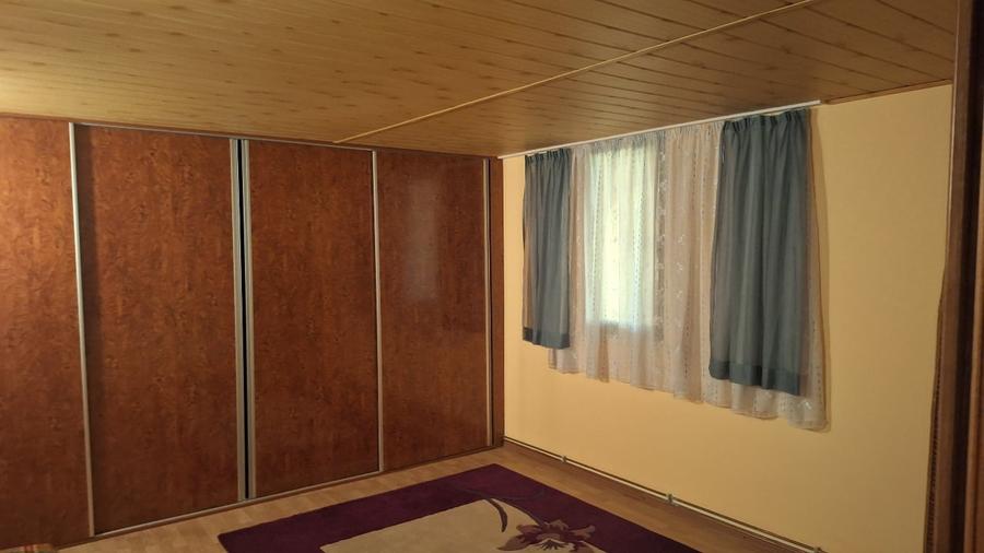 Casă individuală cu 9 camere cu Canalizare în Central
