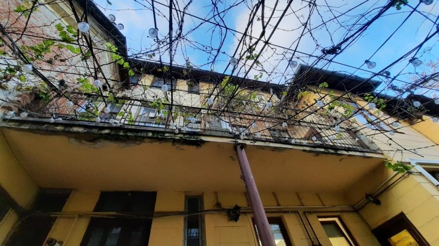 Casă individuală cu 10 camere cu Canalizare în P-ța Victoriei