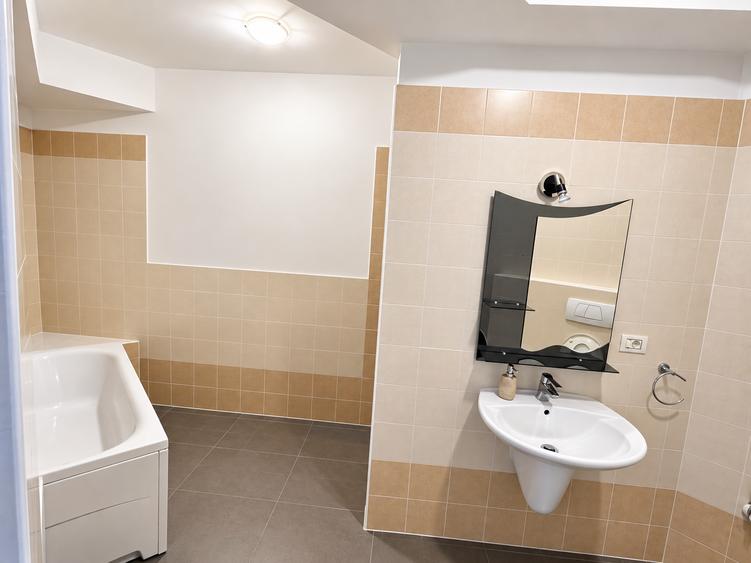 Apartament cu 3 camere decomandat în Torontalului