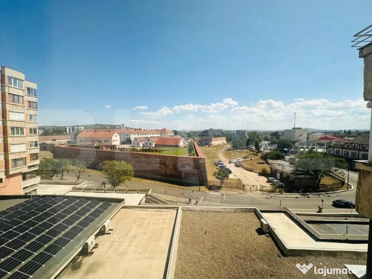 Apartament cu 4 camere decomandat, mobilat în Centru Civic