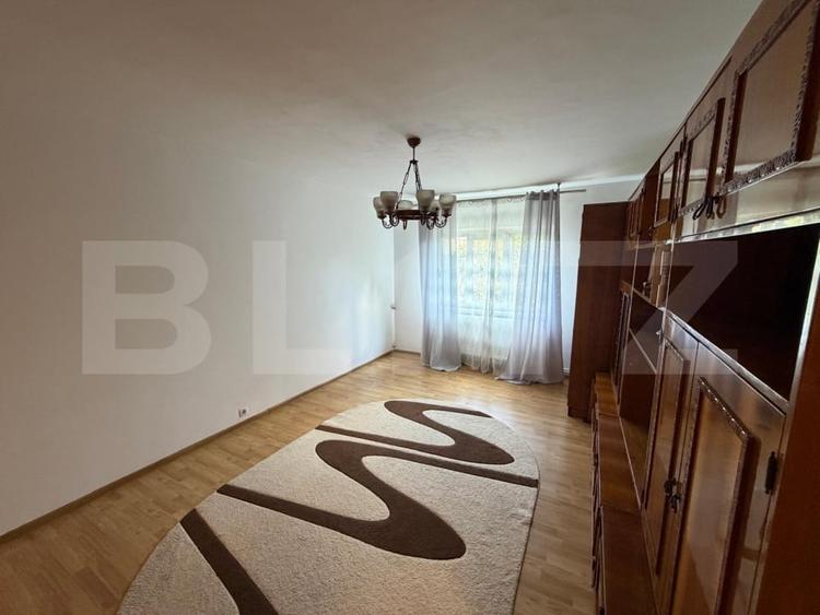 Apartament cu 3 camere decomandat în Rovine