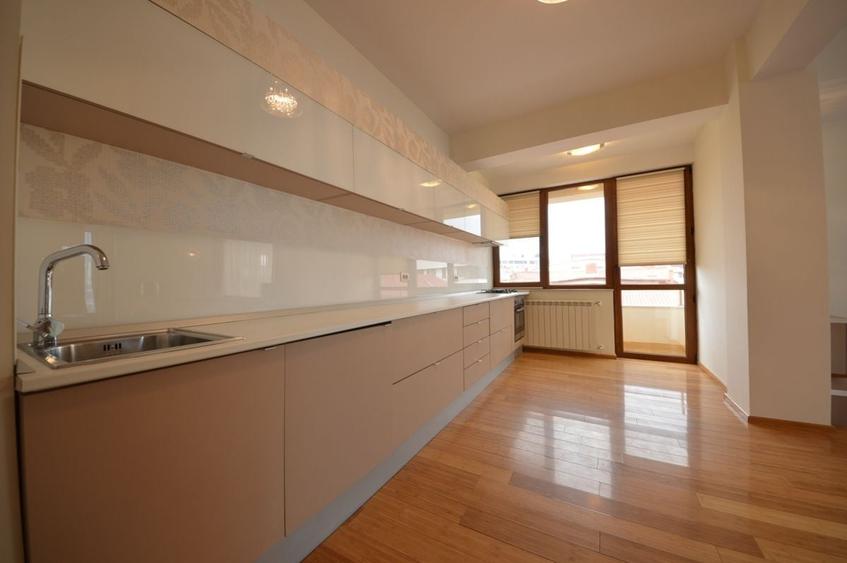 Apartament cu 3 camere semidecomandat, mobilat în Herăstrău