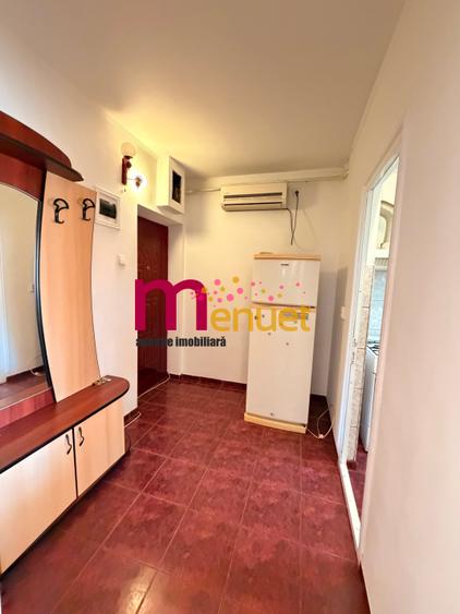 Apartament cu 2 camere semidecomandat în Piața Veche