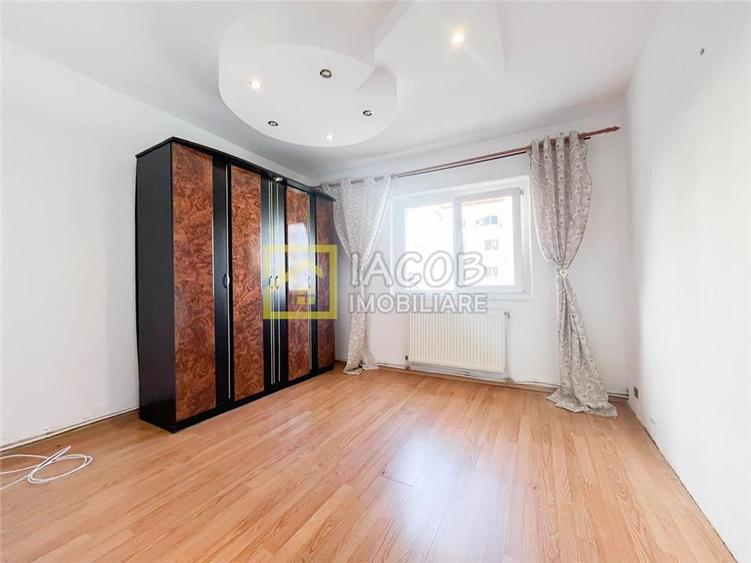 Apartament cu 3 camere decomandat în Central