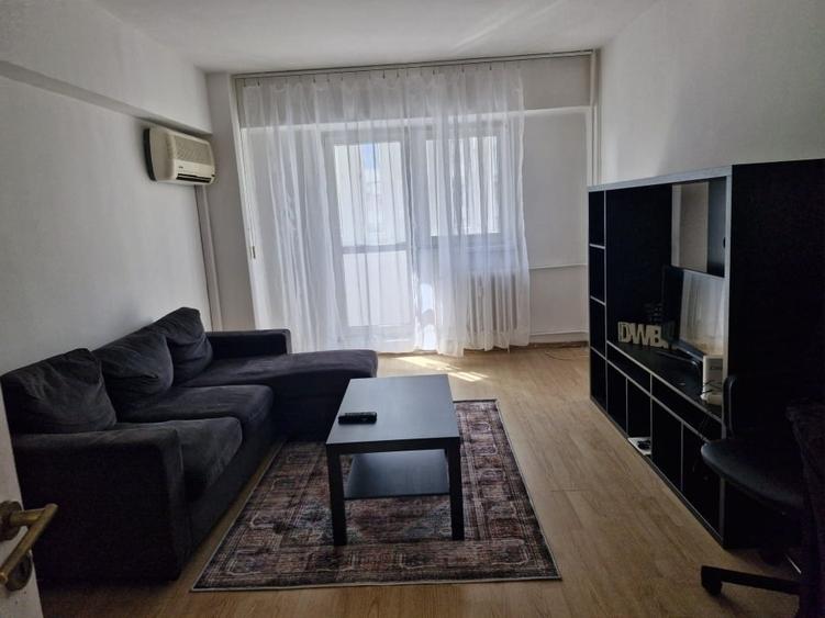 Apartament cu 2 camere semidecomandat, mobilat în P-ța Victoriei