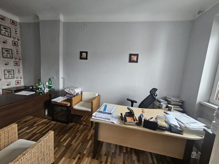 Apartament cu 3 camere semidecomandat, mobilat în Central