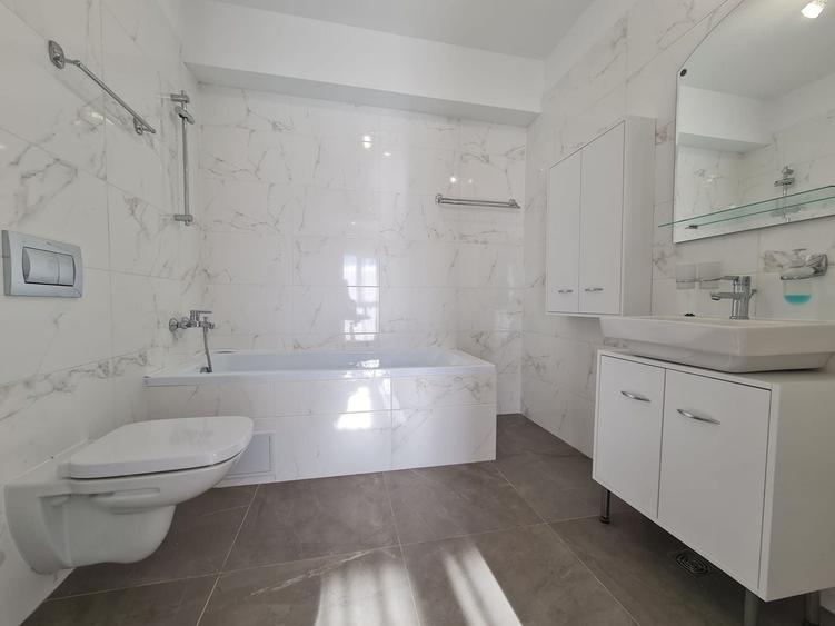 Apartament cu 3 camere decomandat în Barbu Văcărescu