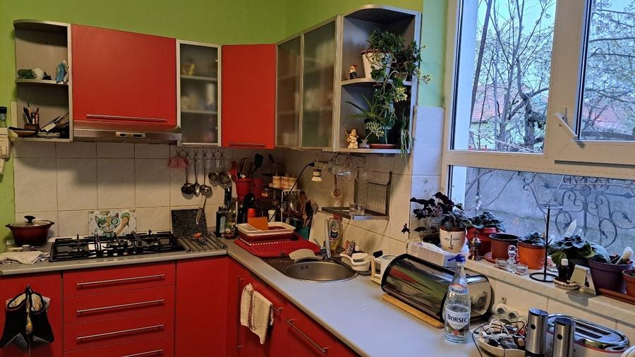 Casă individuală cu 5 camere cu Canalizare în Central