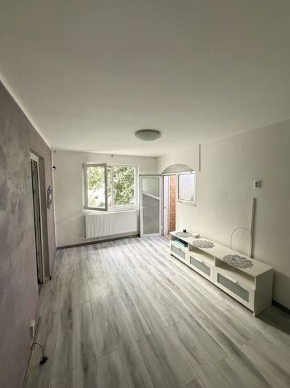Propietar Apartament 3 Camere , Renovat , Mobilat , Etaj 2 , Ploiesti Vest - Podul Inalt - 1
