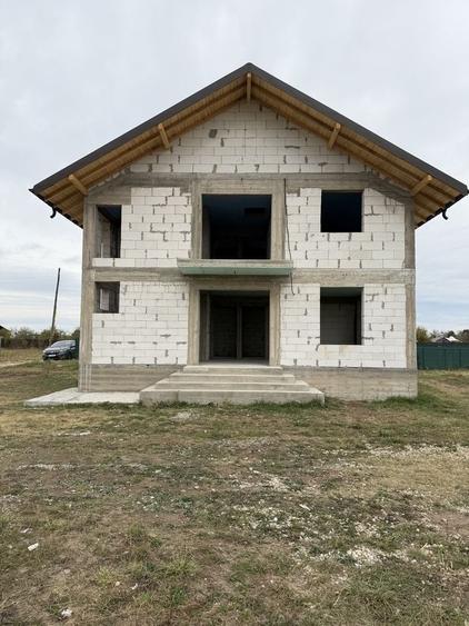 Casă cu 4 camere în Suseni