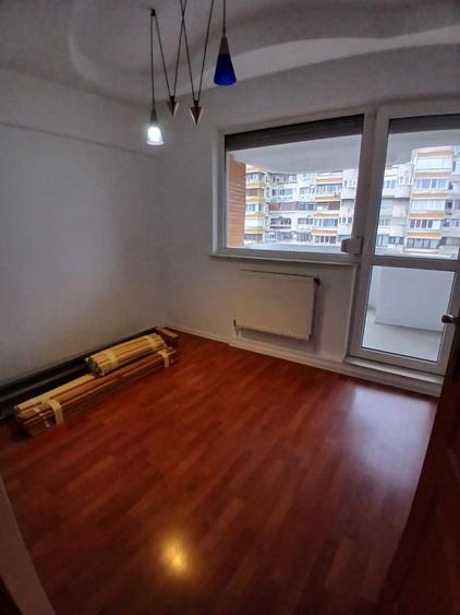 Apartament cu 3 camere semidecomandat, mobilat în Ultracentral