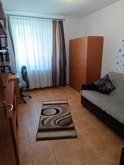 Apartament cu 3 camere semidecomandat în Obor
