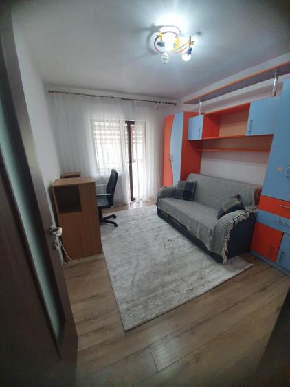Apartament cu 3 camere decomandat în Faleza Nord