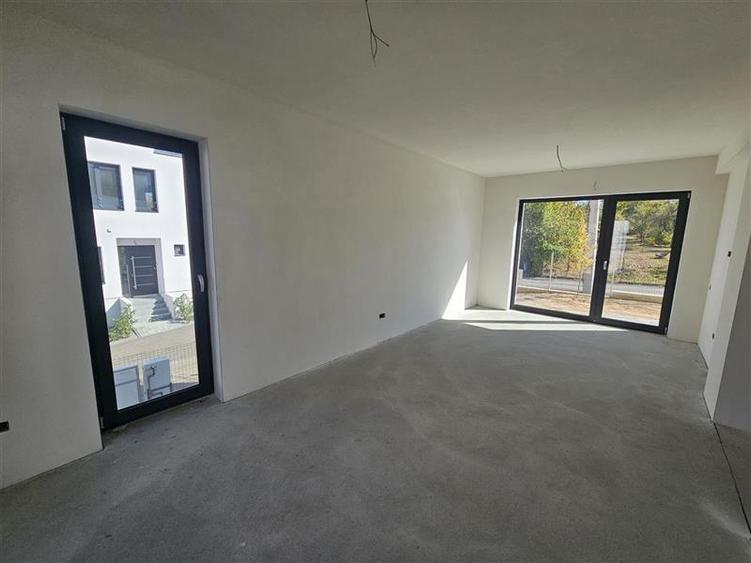 Duplex cu 5 camere cu Canalizare în Bună Ziua