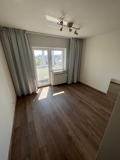 Apartament cu 4 camere semidecomandat, mobilat în P-ța Unirii