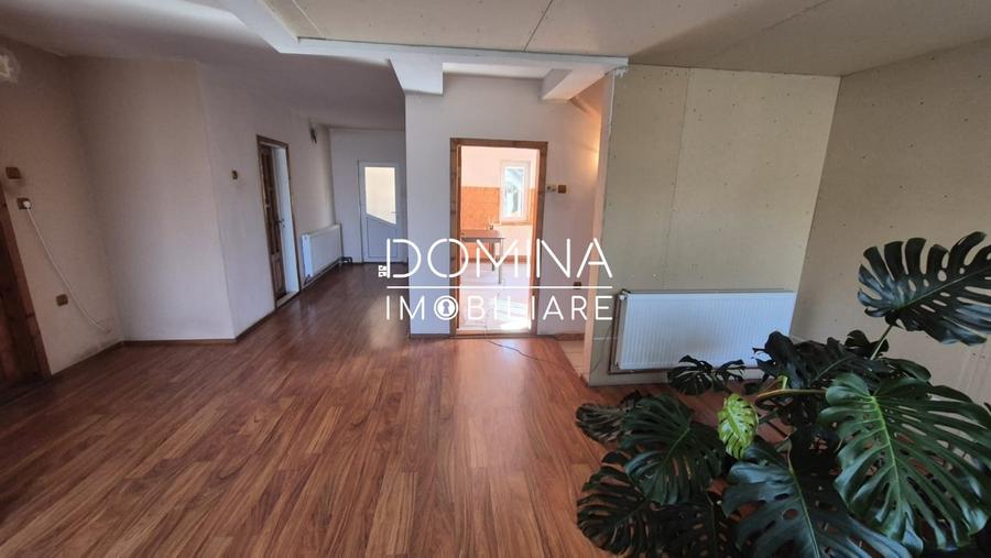 Casă individuală cu 7 camere cu Teren 1036 Mp în Vest