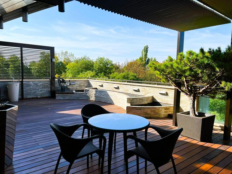 Penthouse cu 7 camere decomandat, mobilat în Nordului