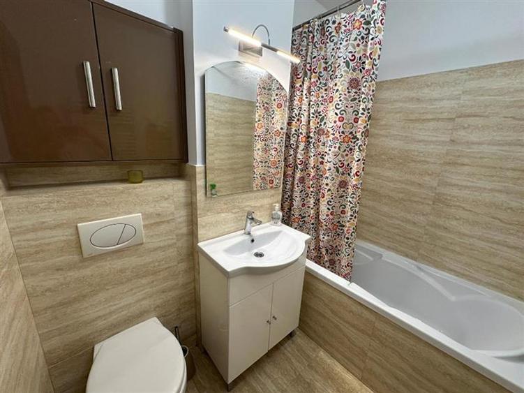 Apartament cu 3 camere decomandat în Tei