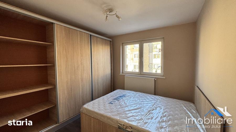 Apartament cu 3 camere decomandat în Petros