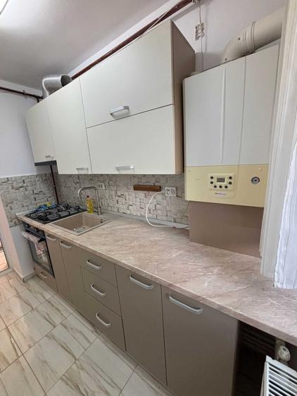 Apartament cu 3 camere semidecomandat în Central