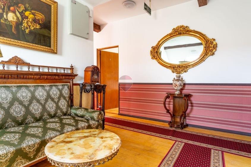 Casă individuală cu 11 camere cu Teren 792 Mp în Central