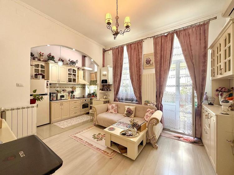 Apartament cu 3 camere semidecomandat în Universitate