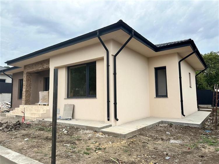 Casă individuală cu 4 camere cu Teren 500 Mp în Tomești