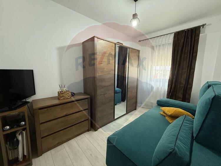 Apartament cu 3 camere semidecomandat în Pielești