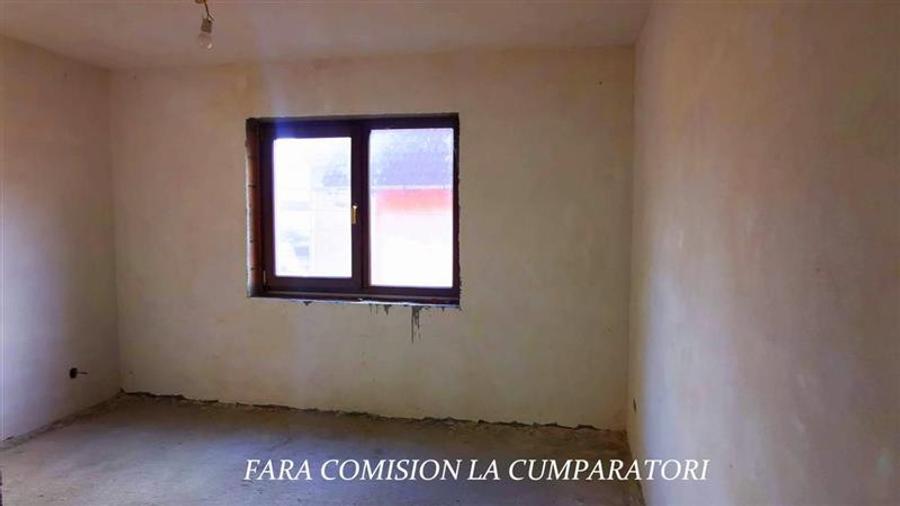 Casă individuală cu 6 camere cu Canalizare în Sud