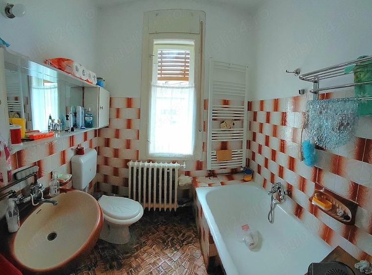 Casă cu 4 camere cu Teren 1045 Mp în Central
