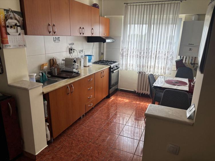 Apartament cu 3 camere semidecomandat în Careiului