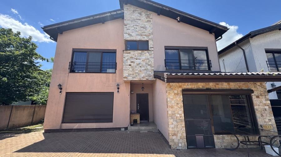 Casă individuală cu 5 camere cu Teren 700 Mp în Central