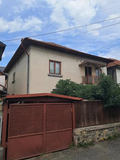 Casă cu 7 camere cu Teren 196 Mp în Central