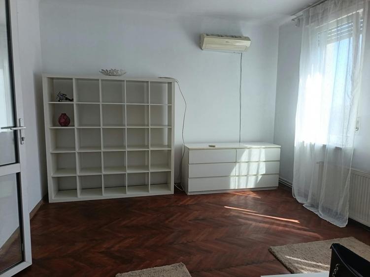 Apartament cu 3 camere semidecomandat, mobilat în Armeneasca