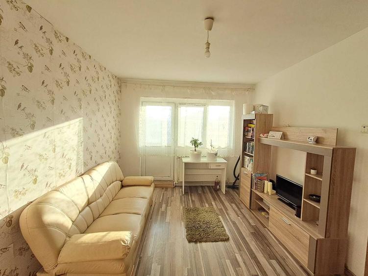 Apartament cu 3 camere semidecomandat în Exterior Vest
