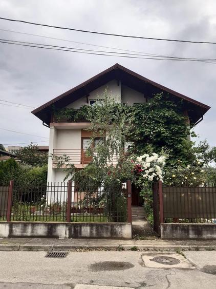 Casă cu 4 camere cu Canalizare în Central
