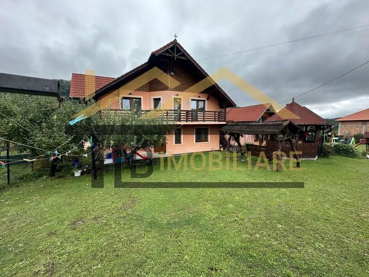 Casă individuală cu 8 camere cu Canalizare în Praid