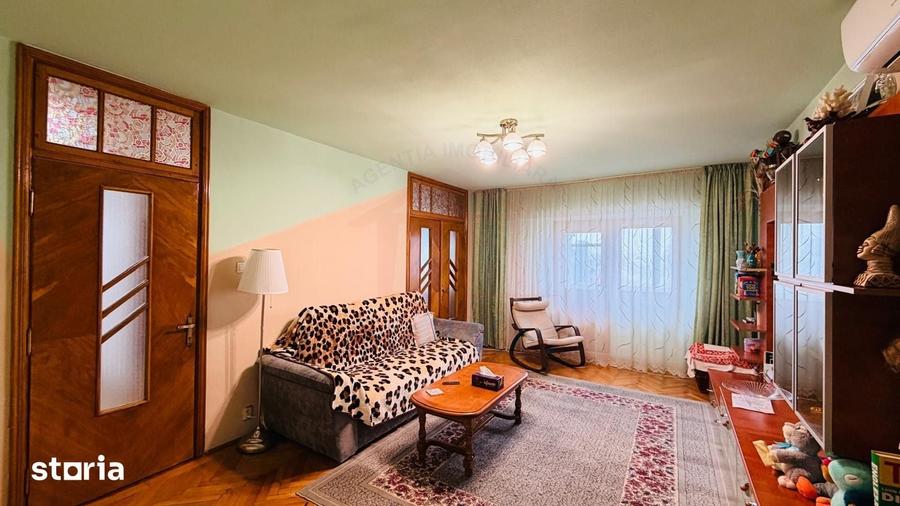 Apartament cu 4 camere decomandat în Piața Centrală