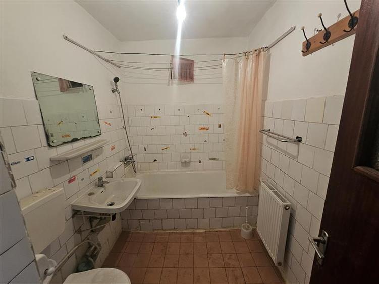 Apartament cu 4 camere decomandat în Micro IV