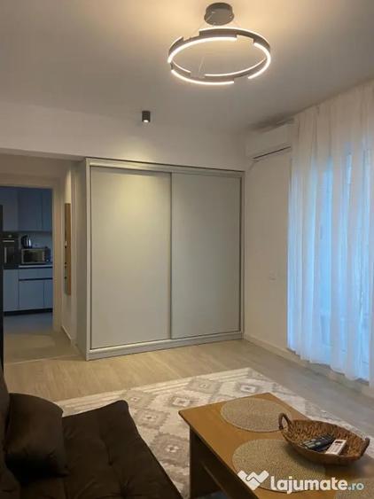 Garsonieră decomandată în Vest