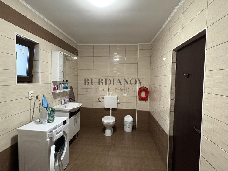 Casă individuală cu 7 camere cu Canalizare în Islaz
